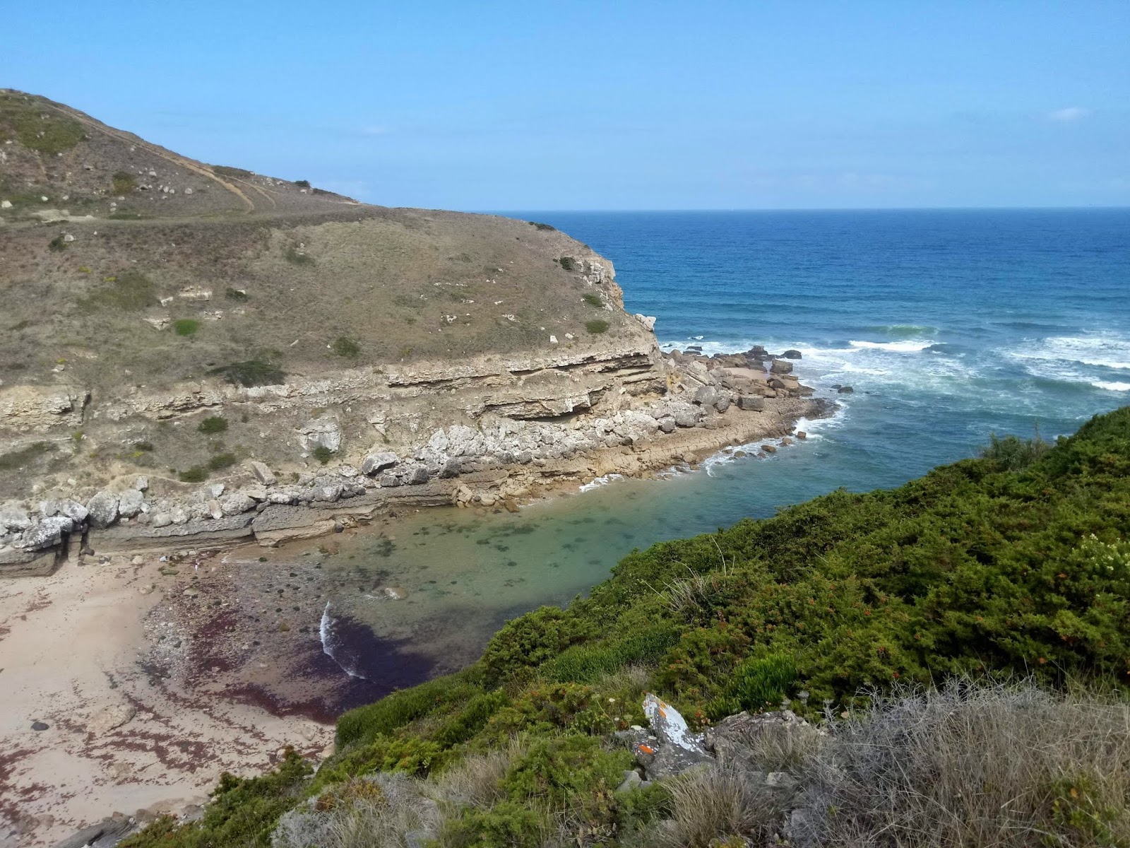 Foto de Praia da Samarra con arena beige y rocas superficie