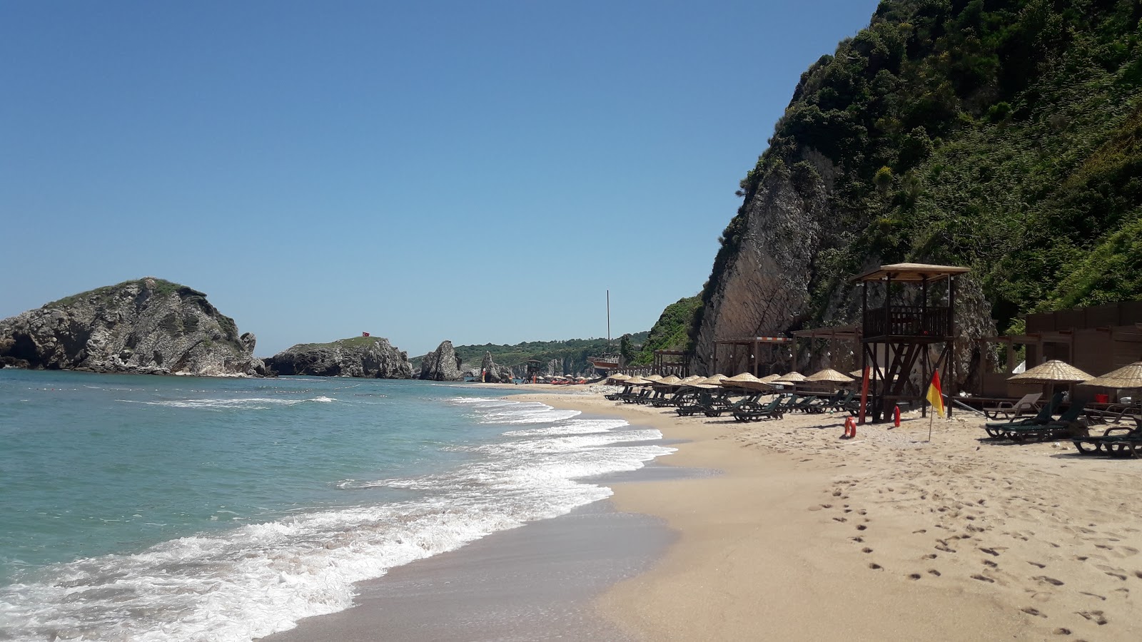 Fotografie cu Plaja Akcakese - locul popular printre cunoscătorii de relaxare