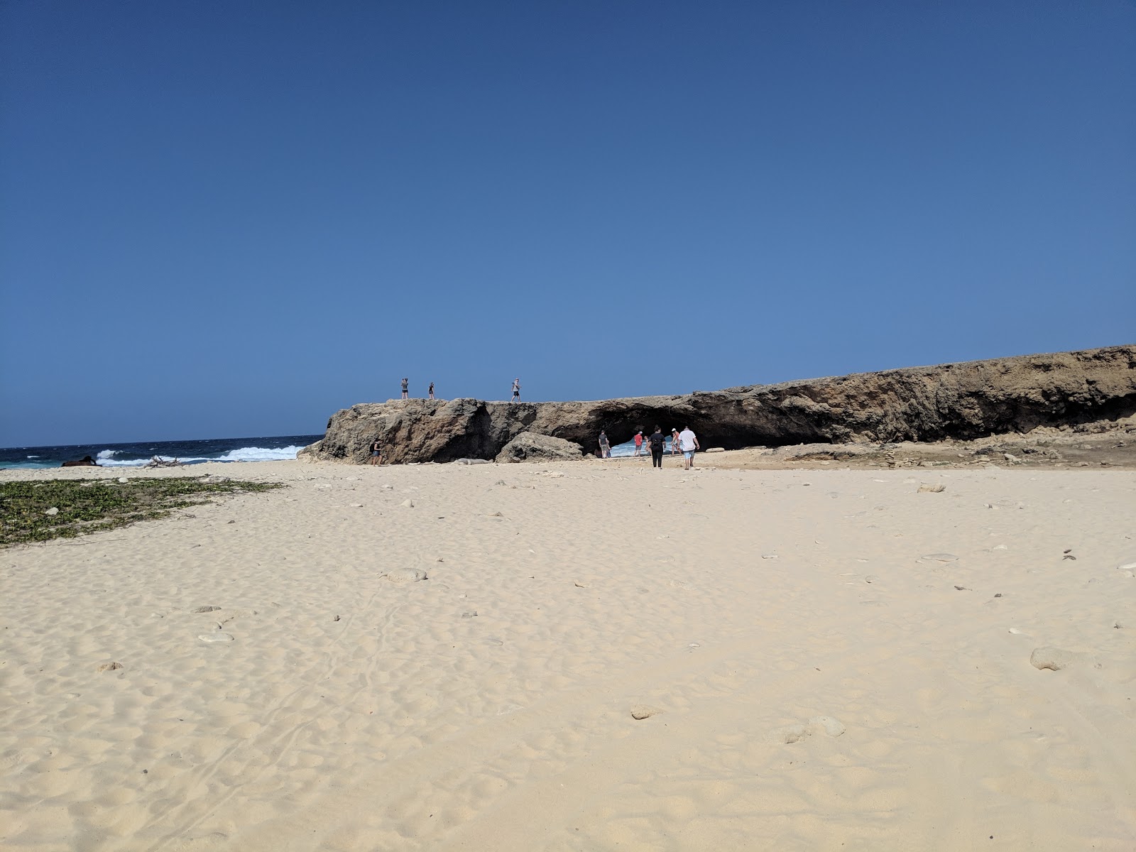 Valokuva Wariruri beachista. pinnalla turkoosi puhdas vesi:n kanssa