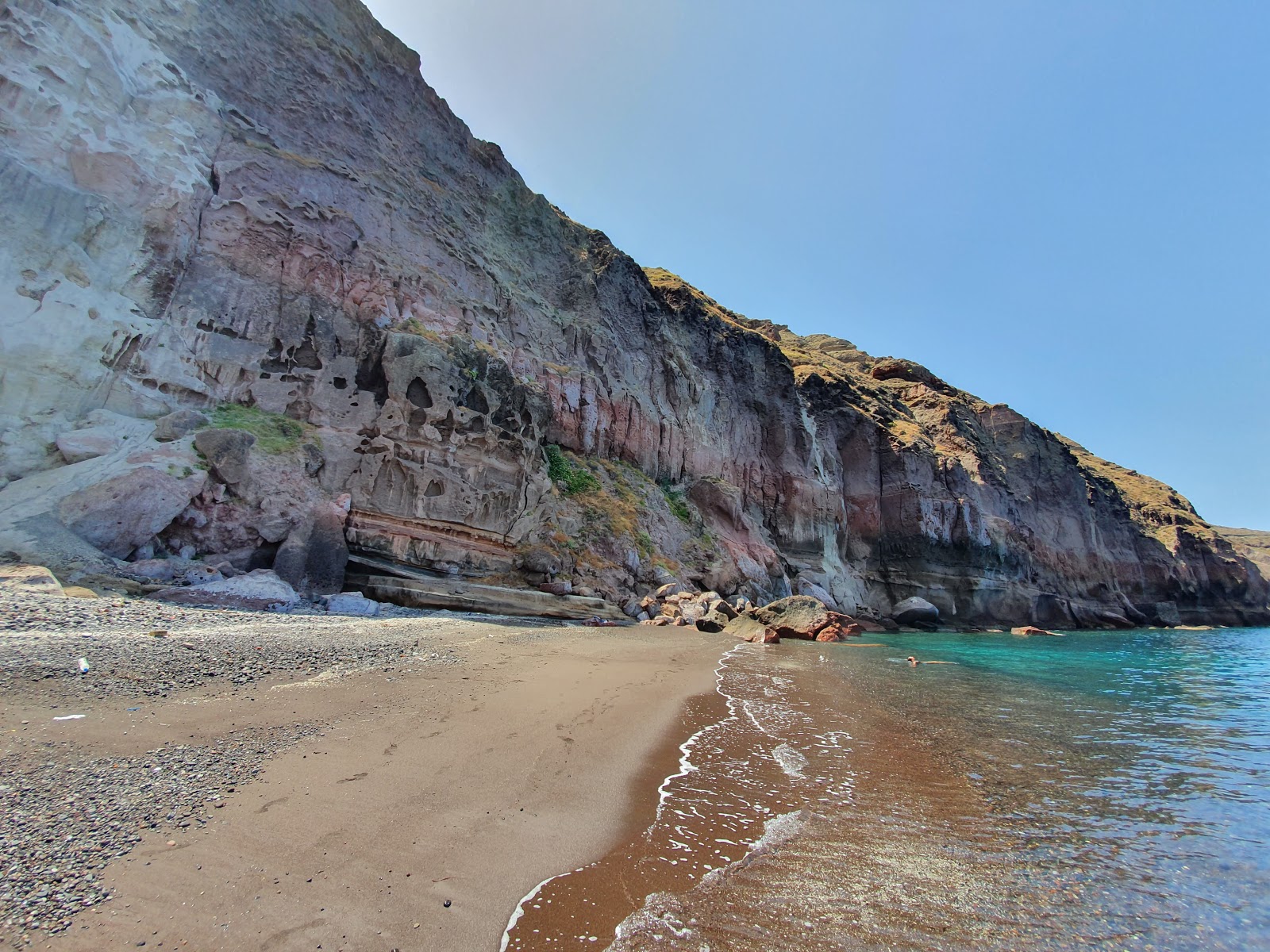 Foto van Thermes beach met grijs zand en kiezels oppervlakte