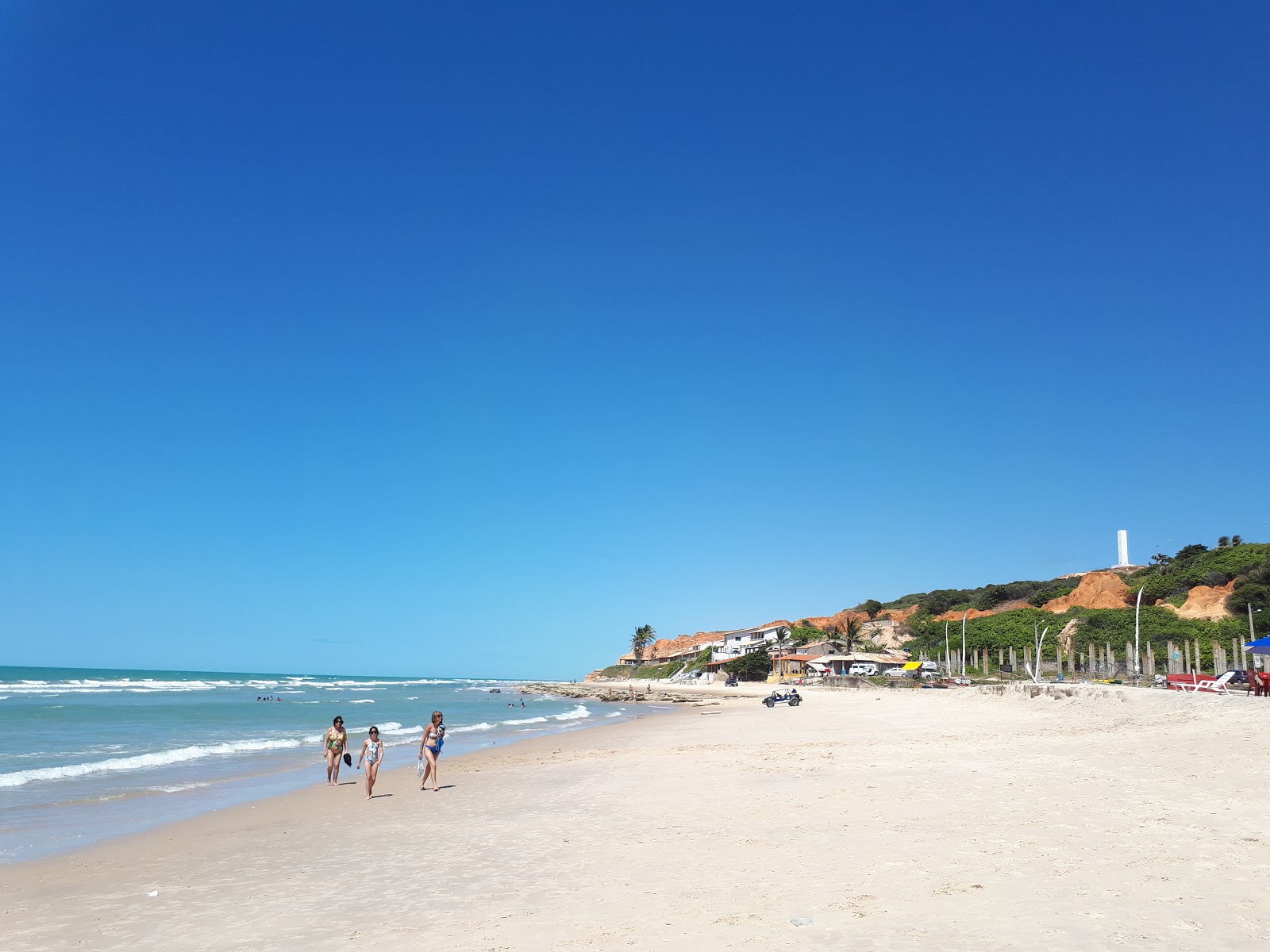 Morro Branco Plajı'in fotoğrafı parlak kum yüzey ile