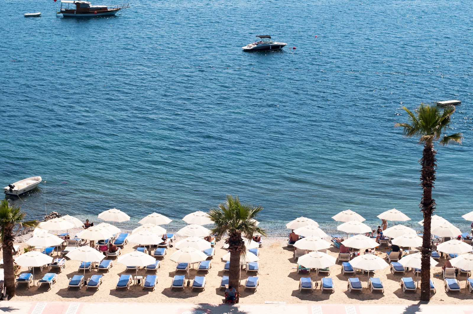 Marmaris Plajı IV'in fotoğrafı - rahatlamayı sevenler arasında popüler bir yer