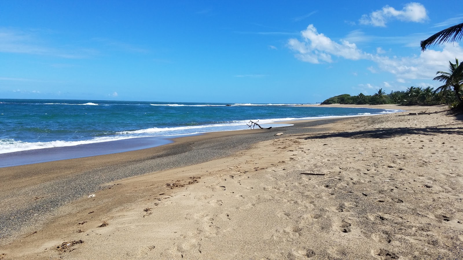 Foto di Playa Penon Brusi con una superficie del acqua blu