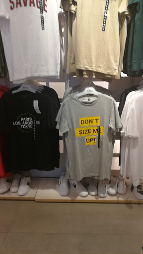 Stores to buy men's t-shirts Granada