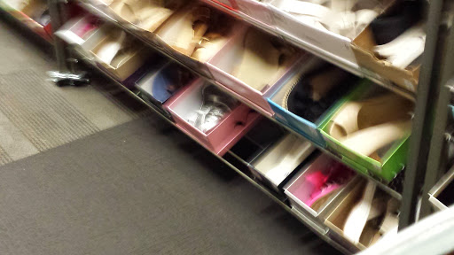 Shoe Store «DSW Designer Shoe Warehouse», reviews and photos, 7291 Mentor Ave, Mentor, OH 44060, USA