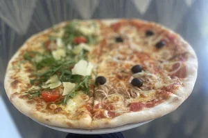 Pizza Popolare image