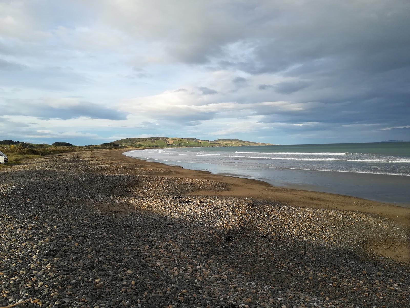 Foto de Tihaka Beach com areia clara e seixos superfície