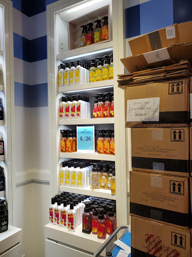 Shopping Mall «Bay Plaza Shopping Center», reviews and photos, 2100 Bartow Ave, Bronx, NY 10475, USA