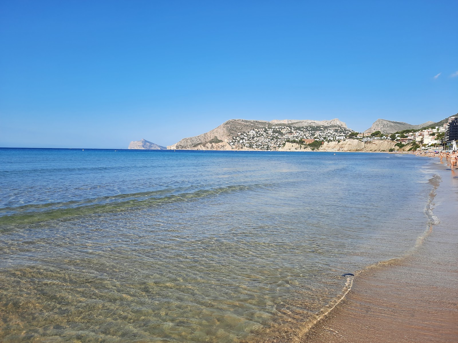 Foto van Playa Calpe omringd door bergen