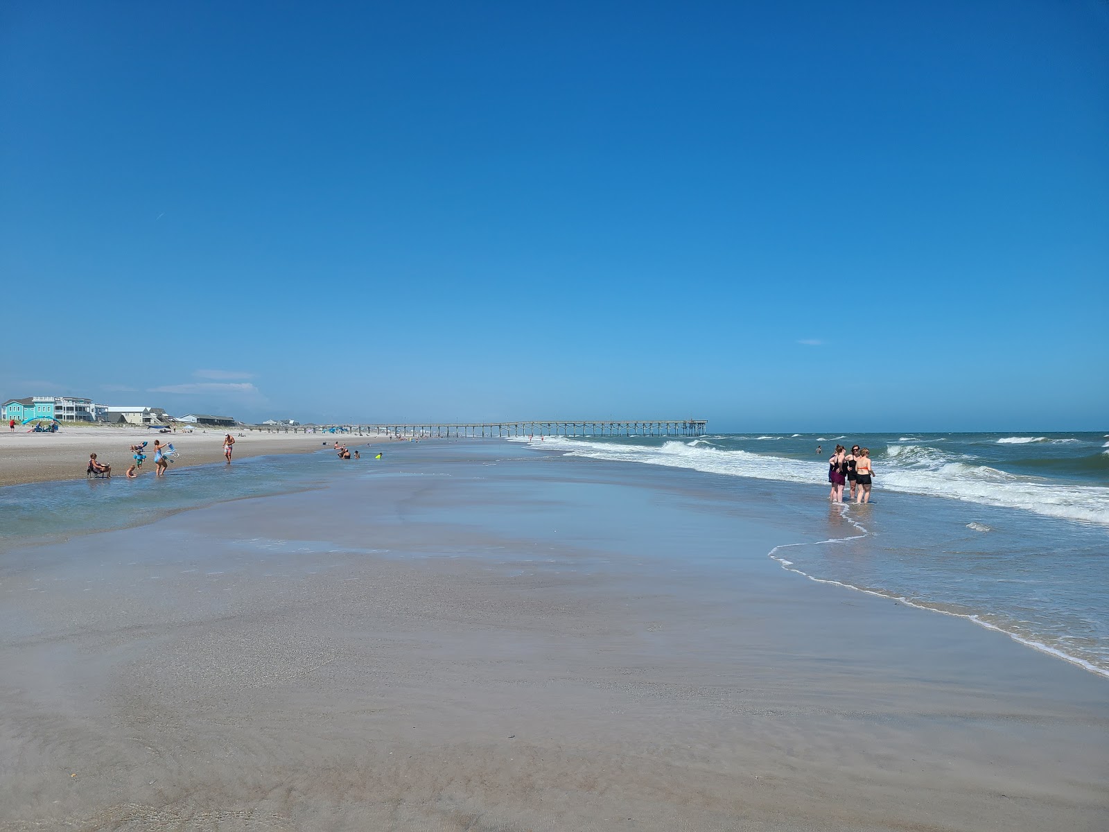 Valokuva Topsail beachista. pinnalla kirkas hiekka:n kanssa