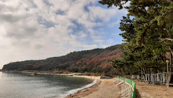 Geumjang Beach'in fotoğrafı uçurumlarla desteklenmiş