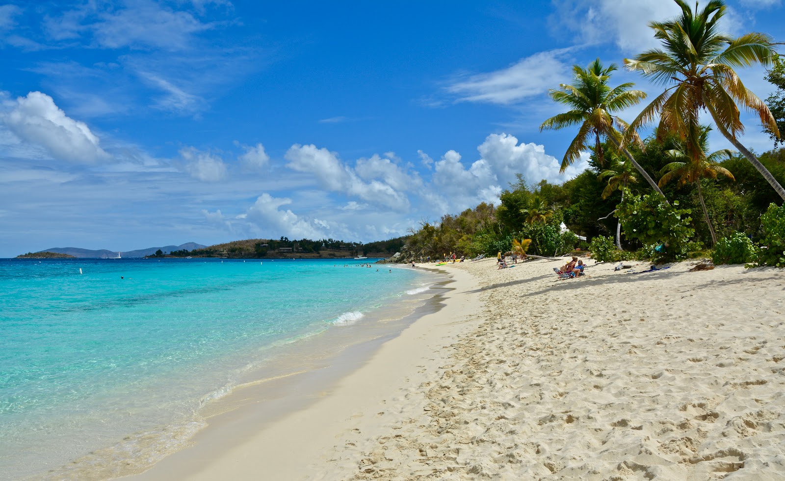 Foto von Hochzeitsreise-Strand mit heller feiner sand Oberfläche