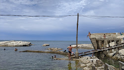 Foto von Spiaggia della Scalaccia umgeben von Bergen