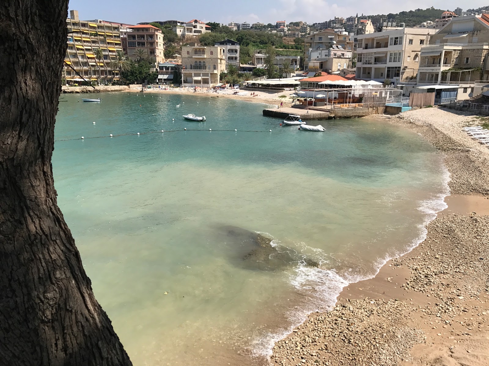 Foto van Al Mina Beach met lichte kiezelsteen oppervlakte