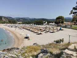 Foto von Karavostasi beach und die siedlung