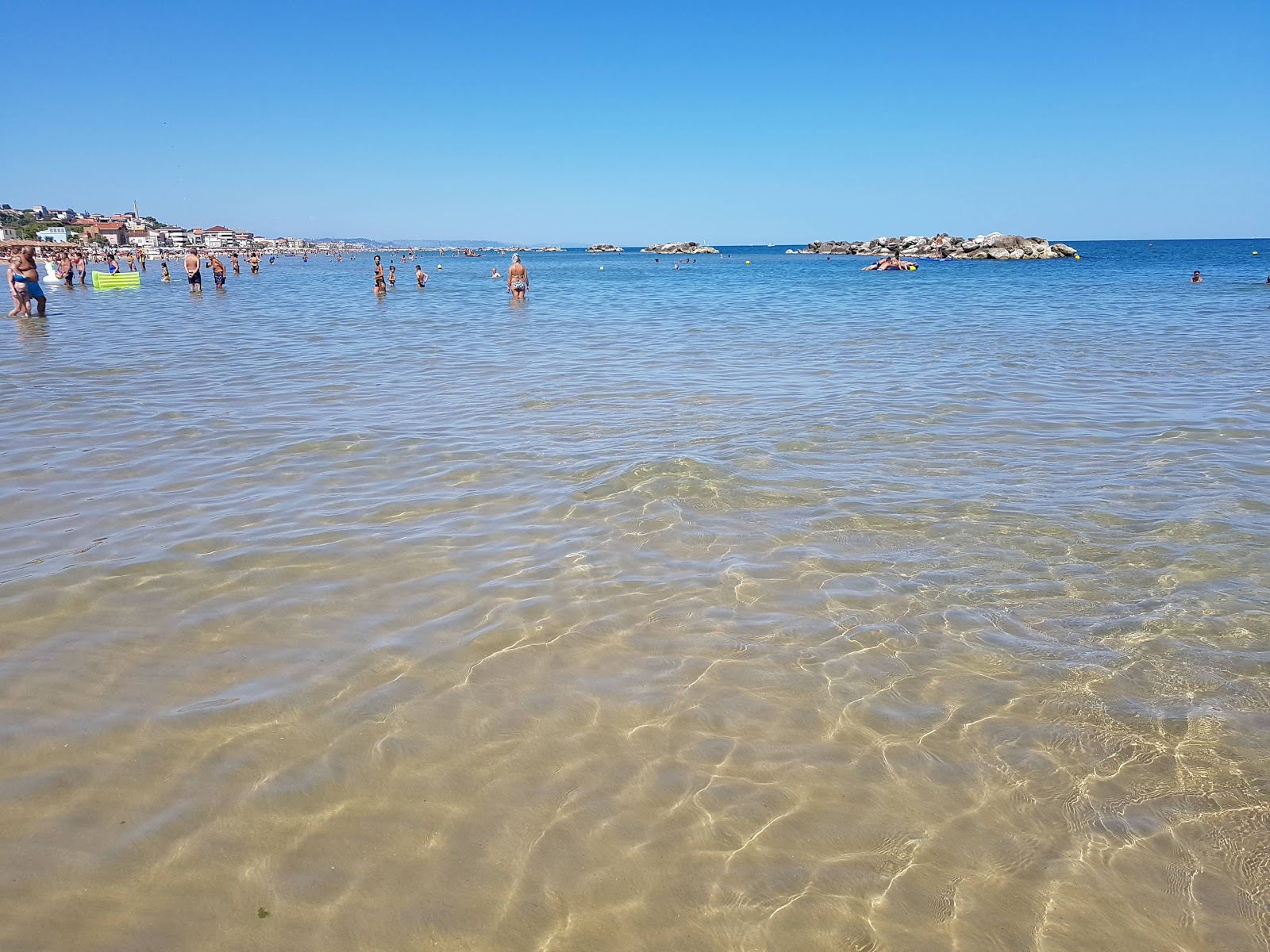 Foto von Francavilla Al Mare mit langer gerader strand