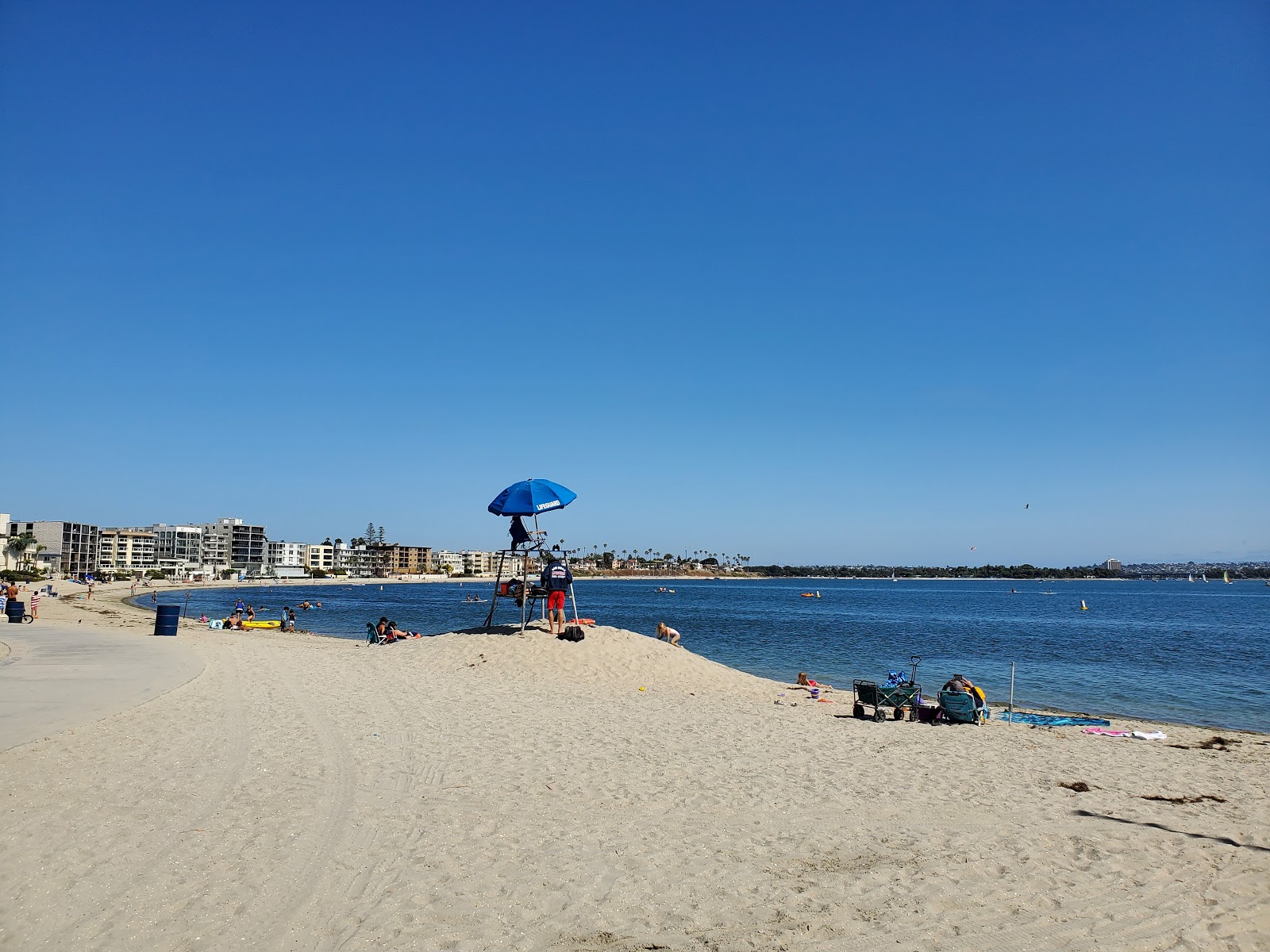 Fotografija Sail bay beach z svetel pesek površino