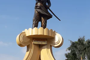 Nguyễn Trung Trực Statue image