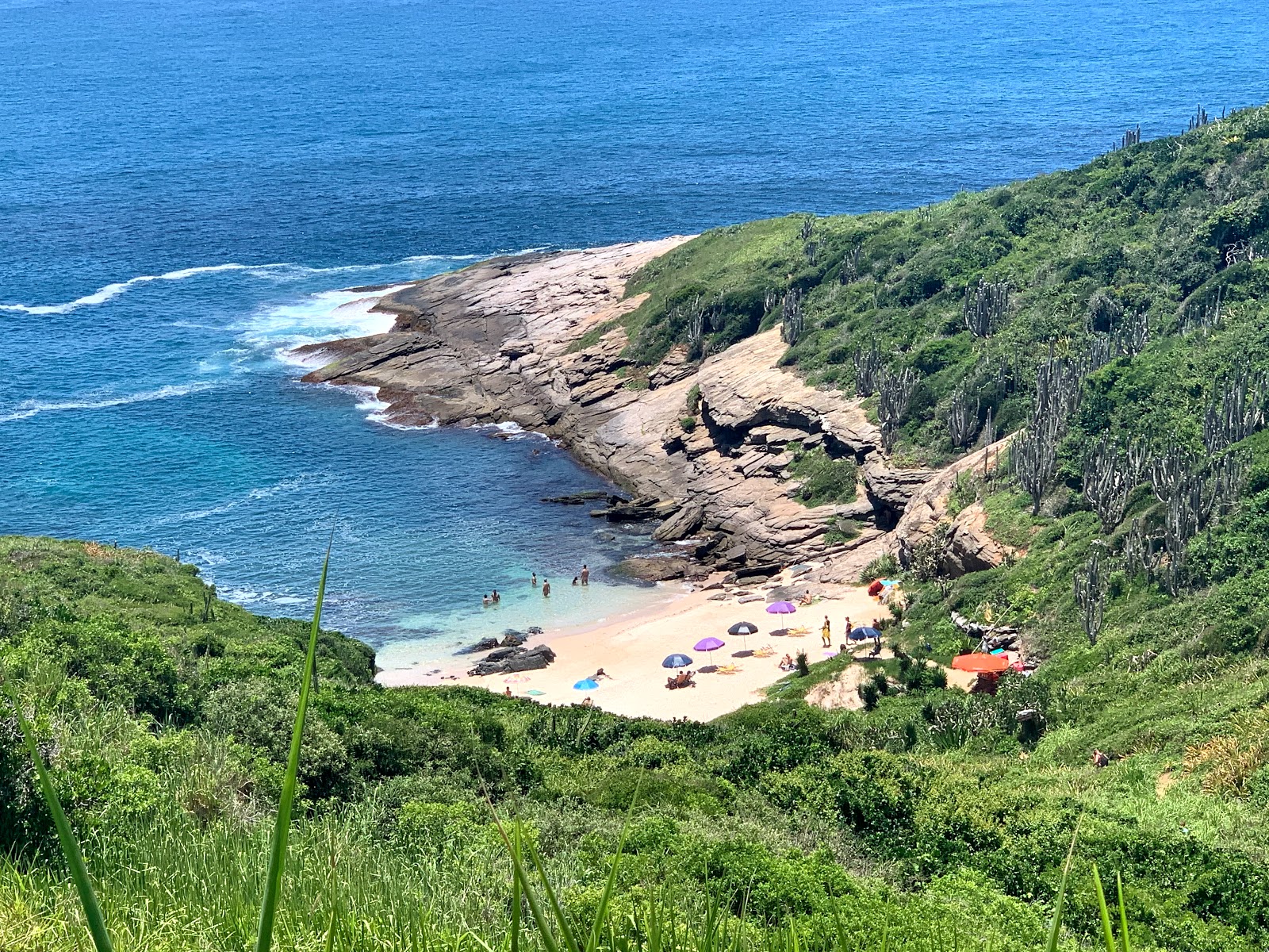 Foto di Praia Olho de Boi con una superficie del sabbia luminosa