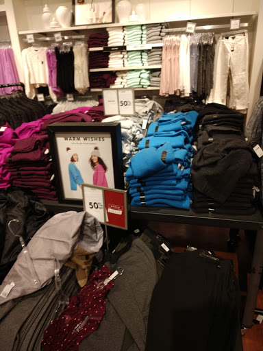 Clothing Store «Banana Republic», reviews and photos, 8200 Vineland Ave, Orlando, FL 32821, USA