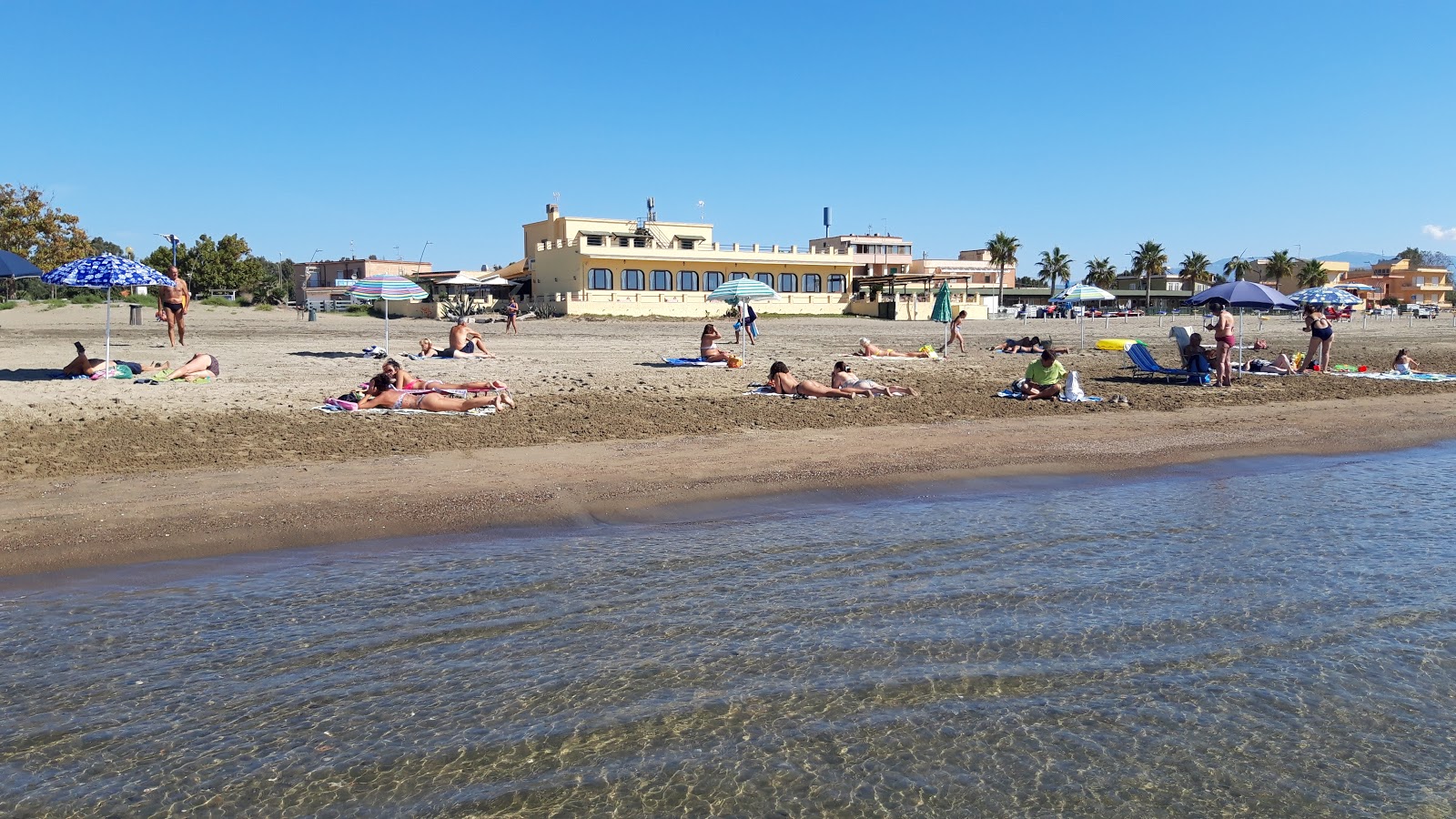 Valokuva Spiaggia Attrezzataista. sisältäen suuret lahdet