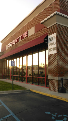 Tire Shop «Discount Tire Store - Shelby Township, MI», reviews and photos, 51073 Shelby Pkwy, Shelby Charter Township, MI 48315, USA