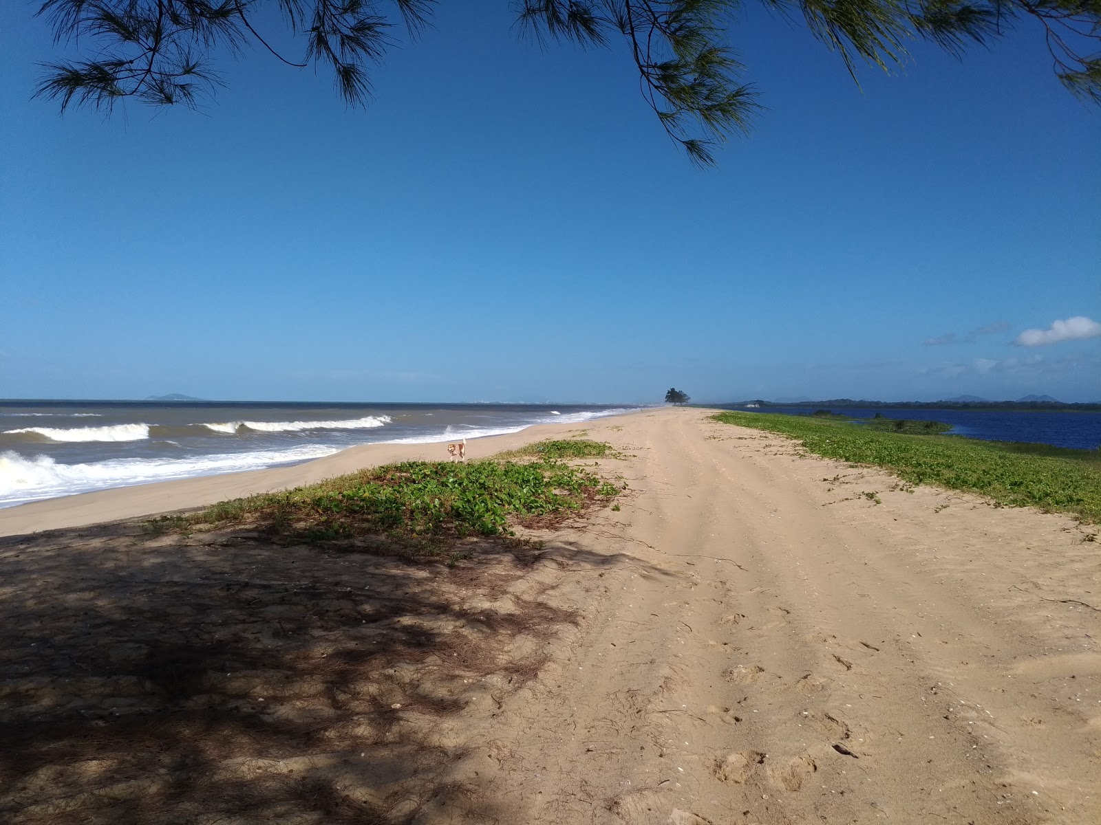 Foto de Playa de Carapebus con agua turquesa superficie