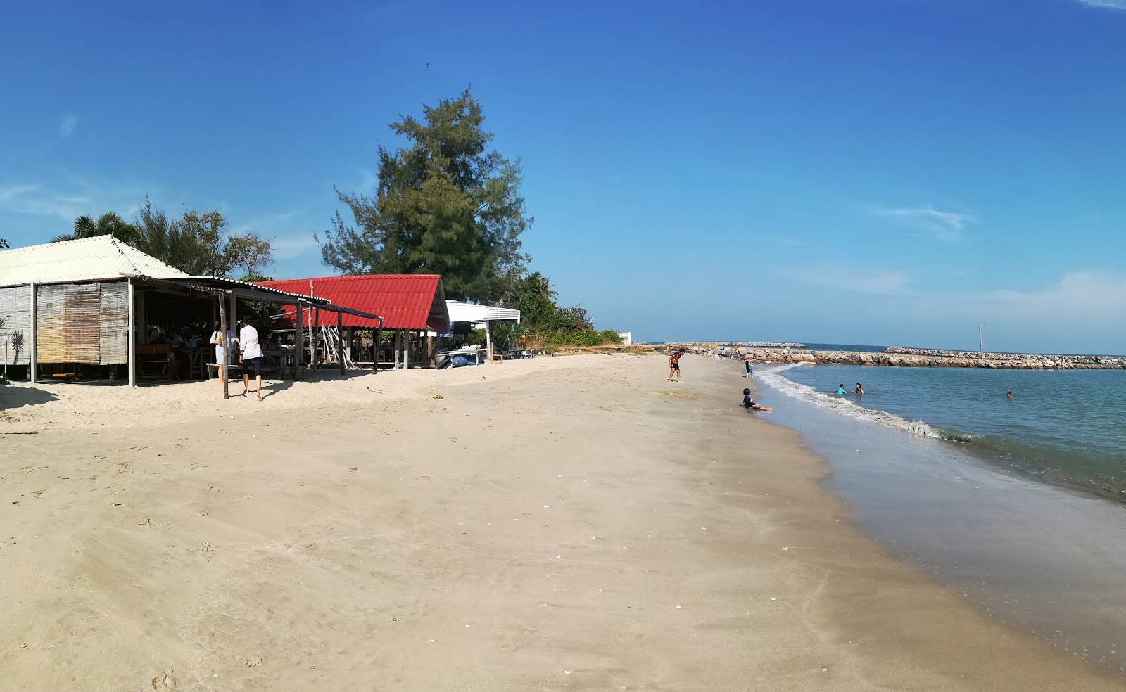Φωτογραφία του Chomchan Beach με φωτεινή άμμος επιφάνεια