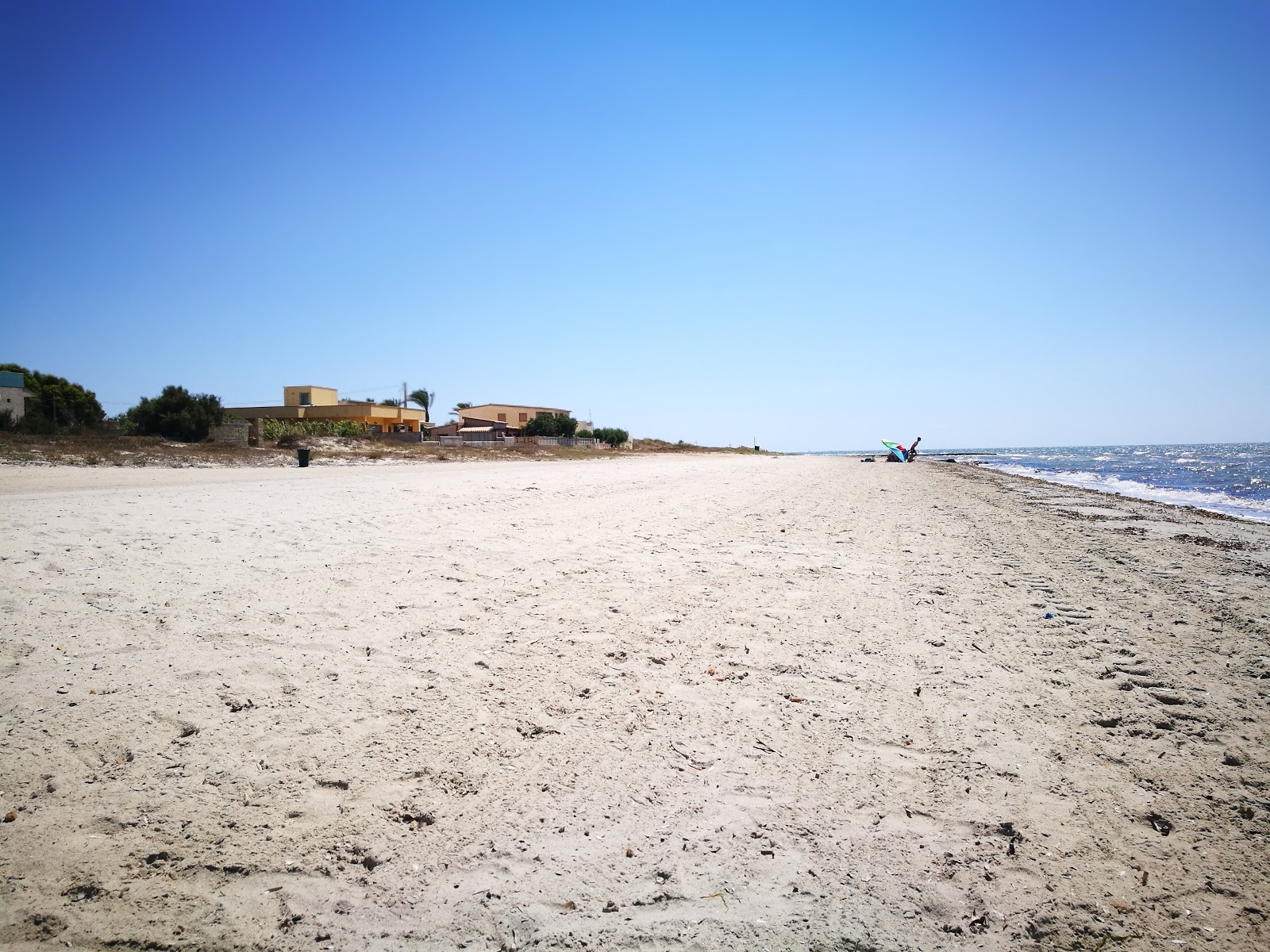 Spiaggia Marausa的照片 带有碧绿色纯水表面
