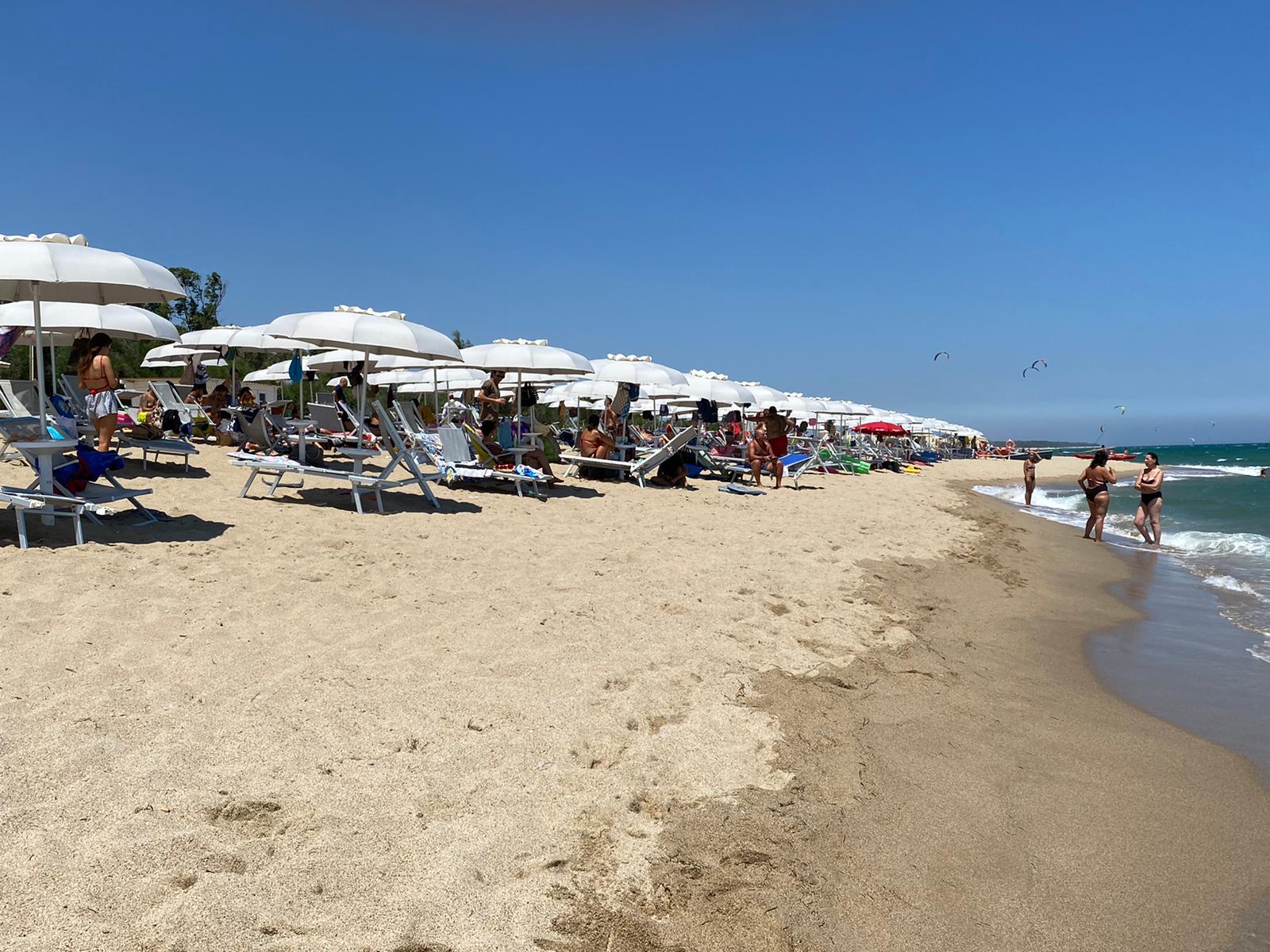 Foto di Crotone Long Spiaggia con una superficie del sabbia beige