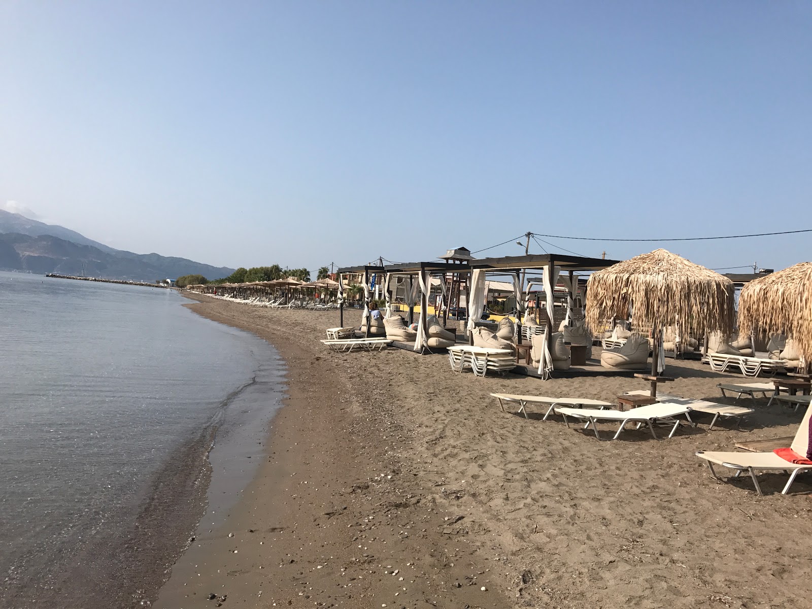Foto av Chiliadou beach med medium nivå av renlighet