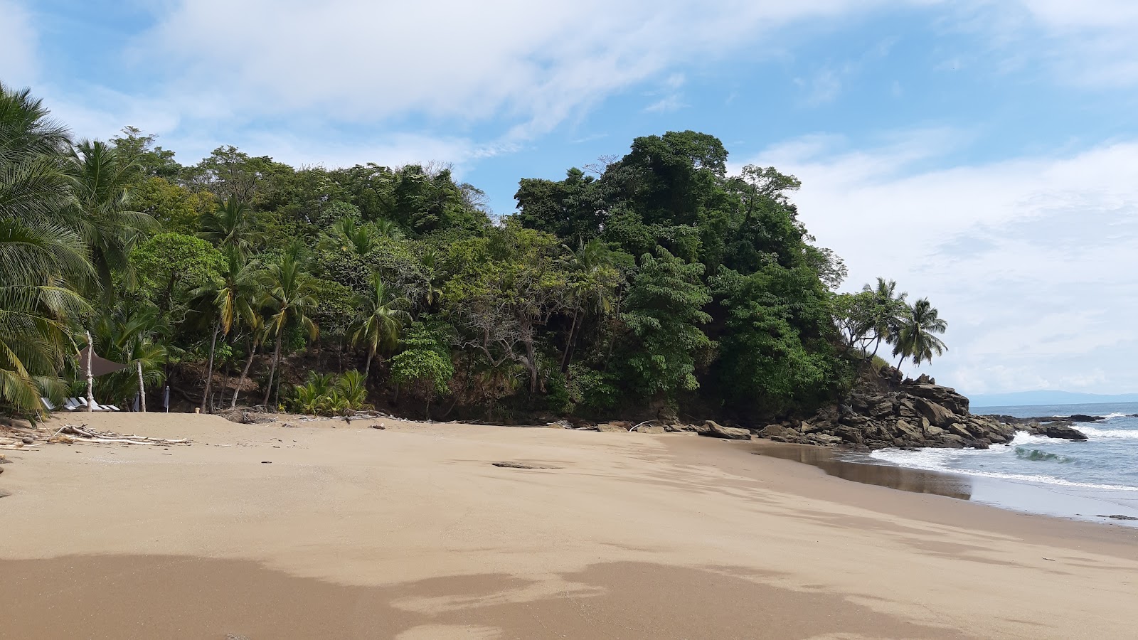 Photo de Quizales Beach avec sable gris avec roches de surface