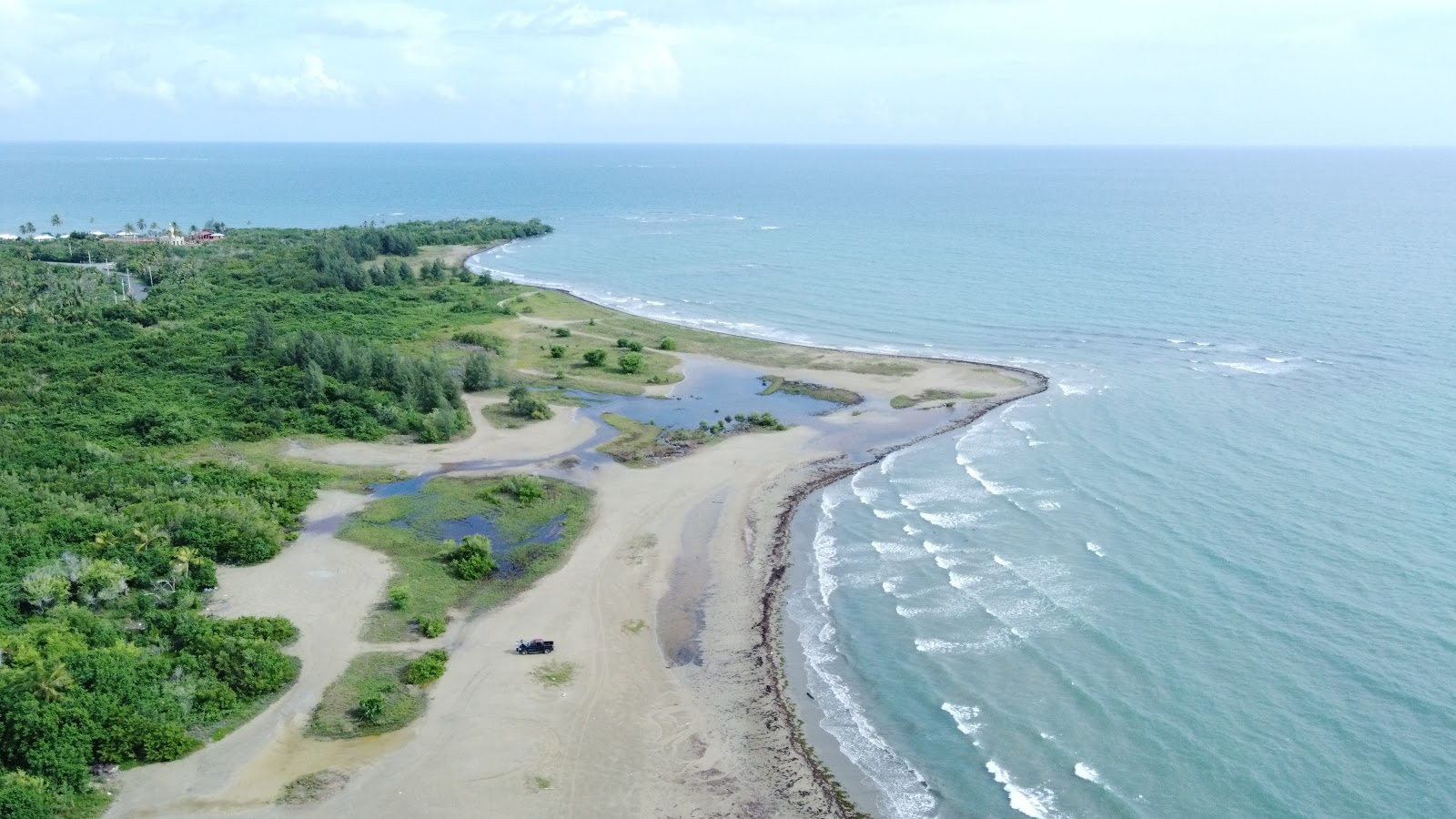 Foto av Playa cangrejos med grå sand yta