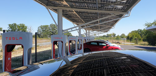 Borne de recharge de véhicules électriques Tesla Supercharger Vierzon