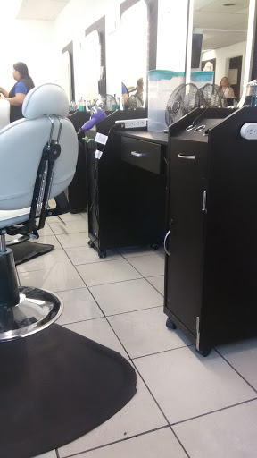 Thrift Store «Avenue Thrift Store», reviews and photos, 927 Minnesota Ave, Kansas City, KS 66101, USA