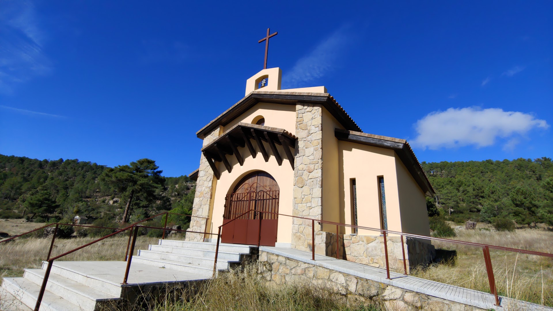 Ermita de Nuestra Señora de los Remedios. Prados del Hoyo.