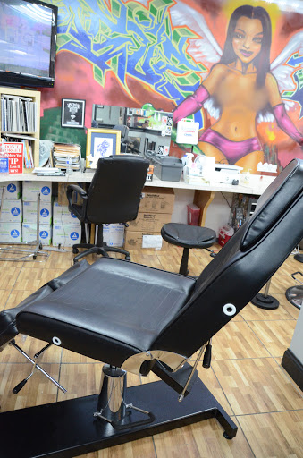 Tattoo Shop «Chi-Town Effects Tattoo», reviews and photos, 419 S Lake St, Aurora, IL 60506, USA
