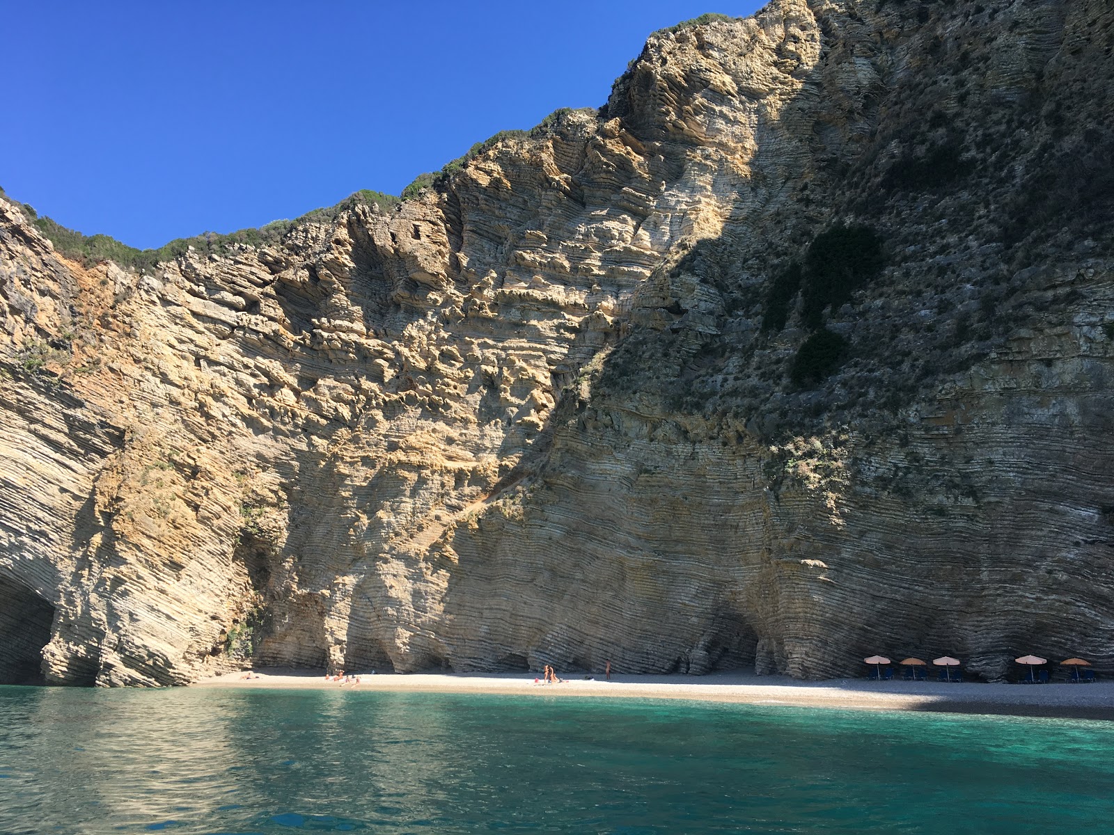 Foto van Chomi Strand met ruime baai