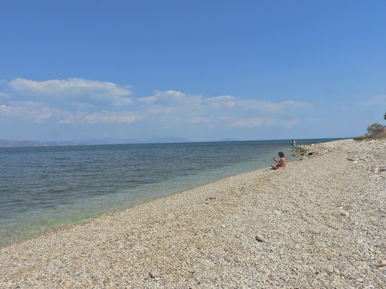 Valokuva Tapia beachista. pinnalla sininen puhdas vesi:n kanssa