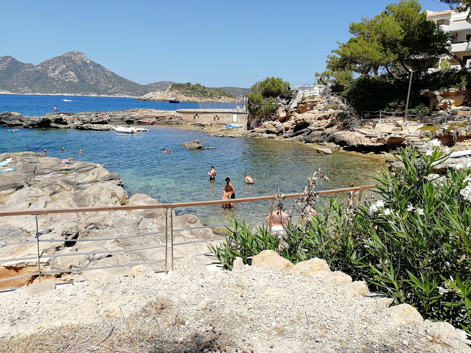 Playa Cala Conills'in fotoğrafı - rahatlamayı sevenler arasında popüler bir yer