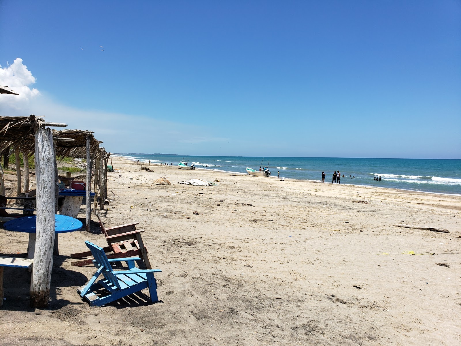 Foto di Playa Hermosa con una superficie del sabbia beige