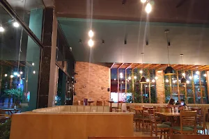 Omas Restô Bar image