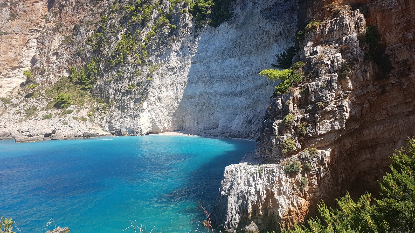 Foto av Filipoi Beach med turkos rent vatten yta