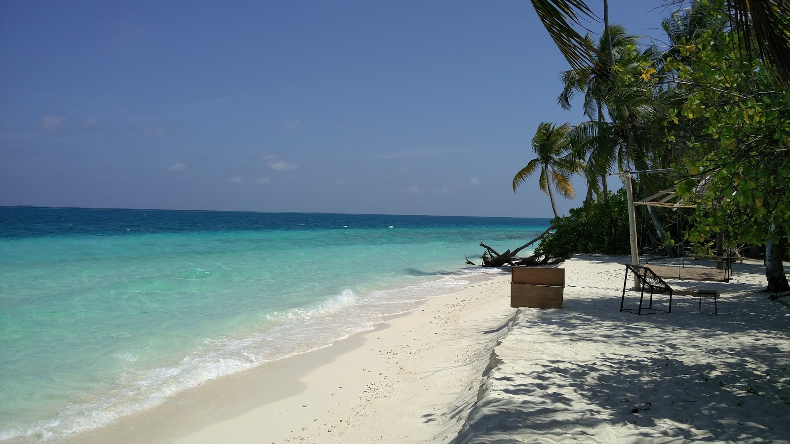 Mandhoo Beach'in fotoğrafı geniş plaj ile birlikte