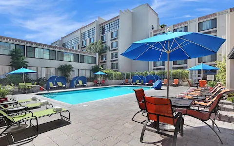 Holiday Inn & Suites Anaheim (1 Blk/Disneyland®), an IHG Hotel image