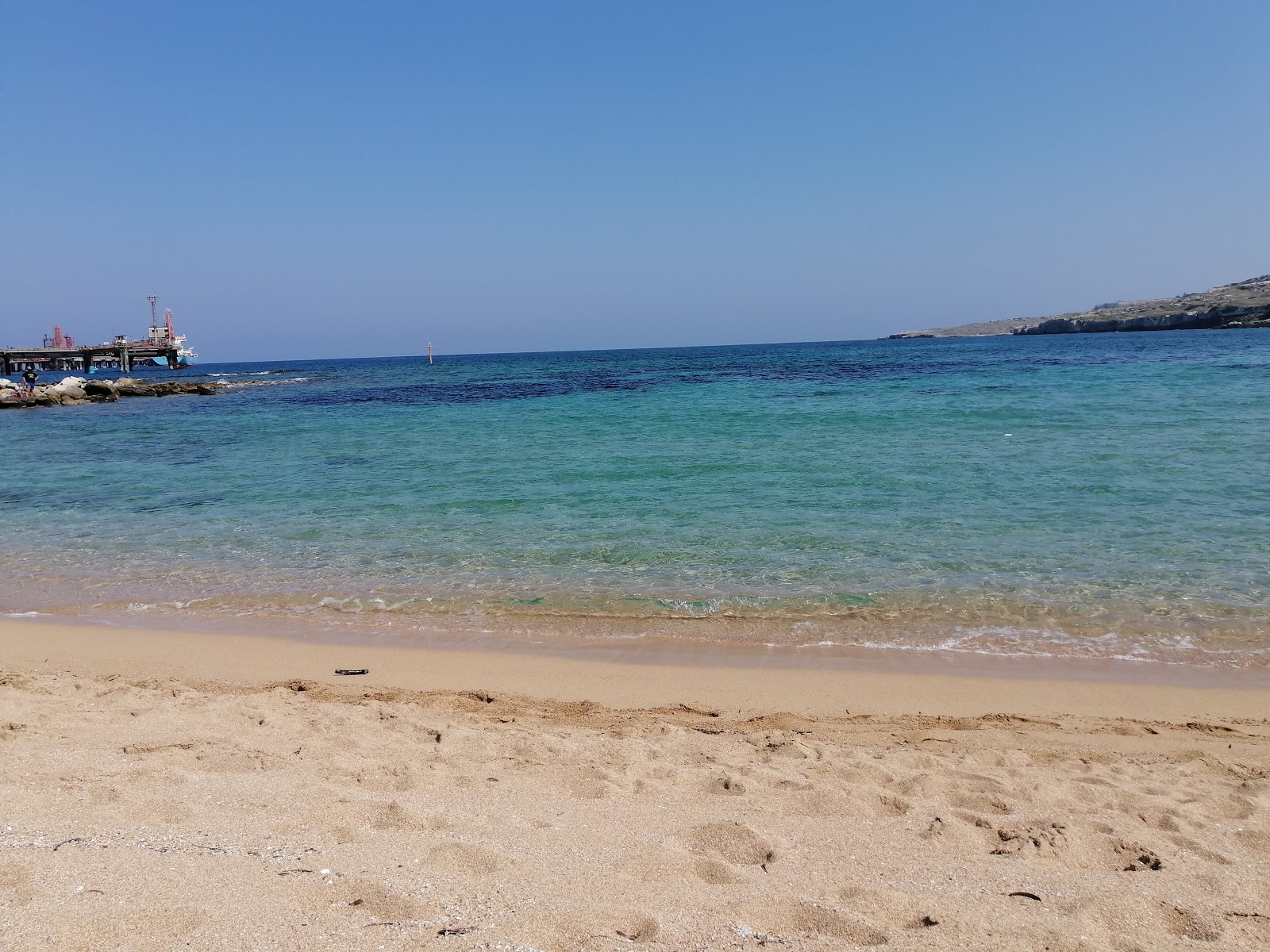 Valokuva Spiaggia Targiaista. pinnalla turkoosi puhdas vesi:n kanssa