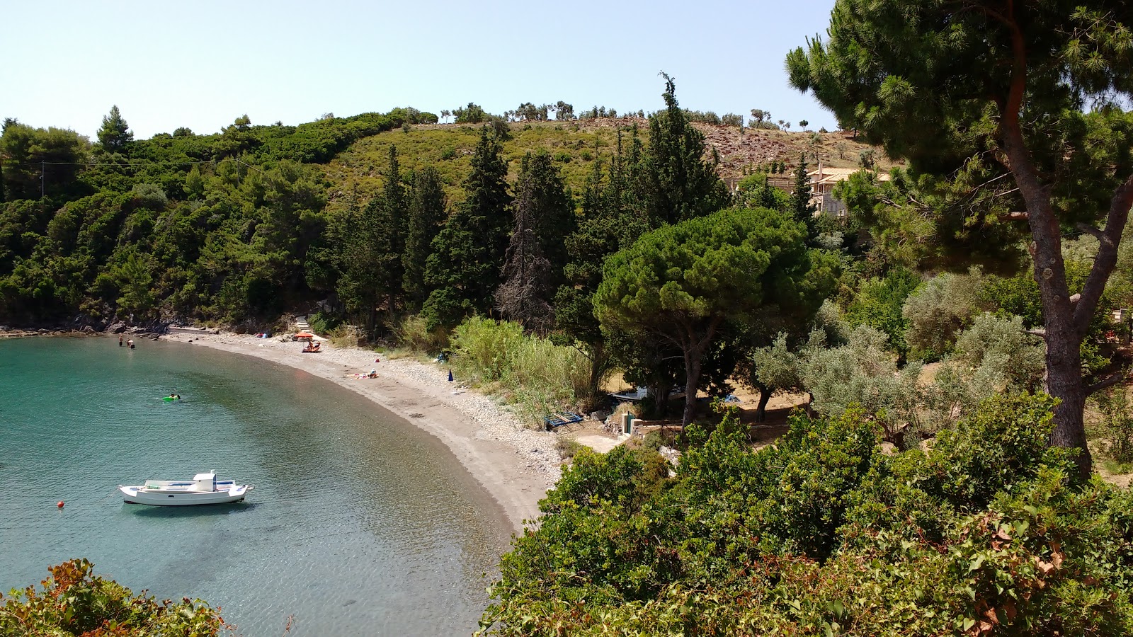 Foto van Agios Petros beach en zijn prachtige landschap