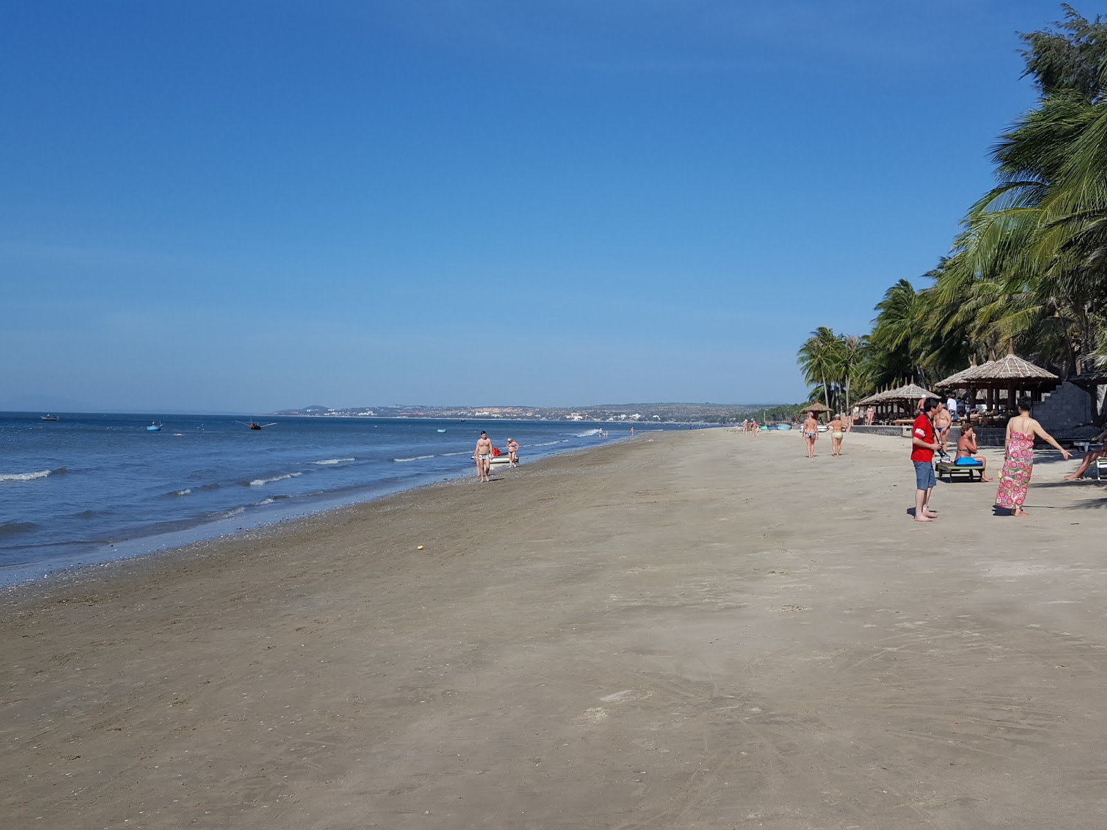 Zdjęcie Huynh Thuc Khang Beach z powierzchnią szary piasek