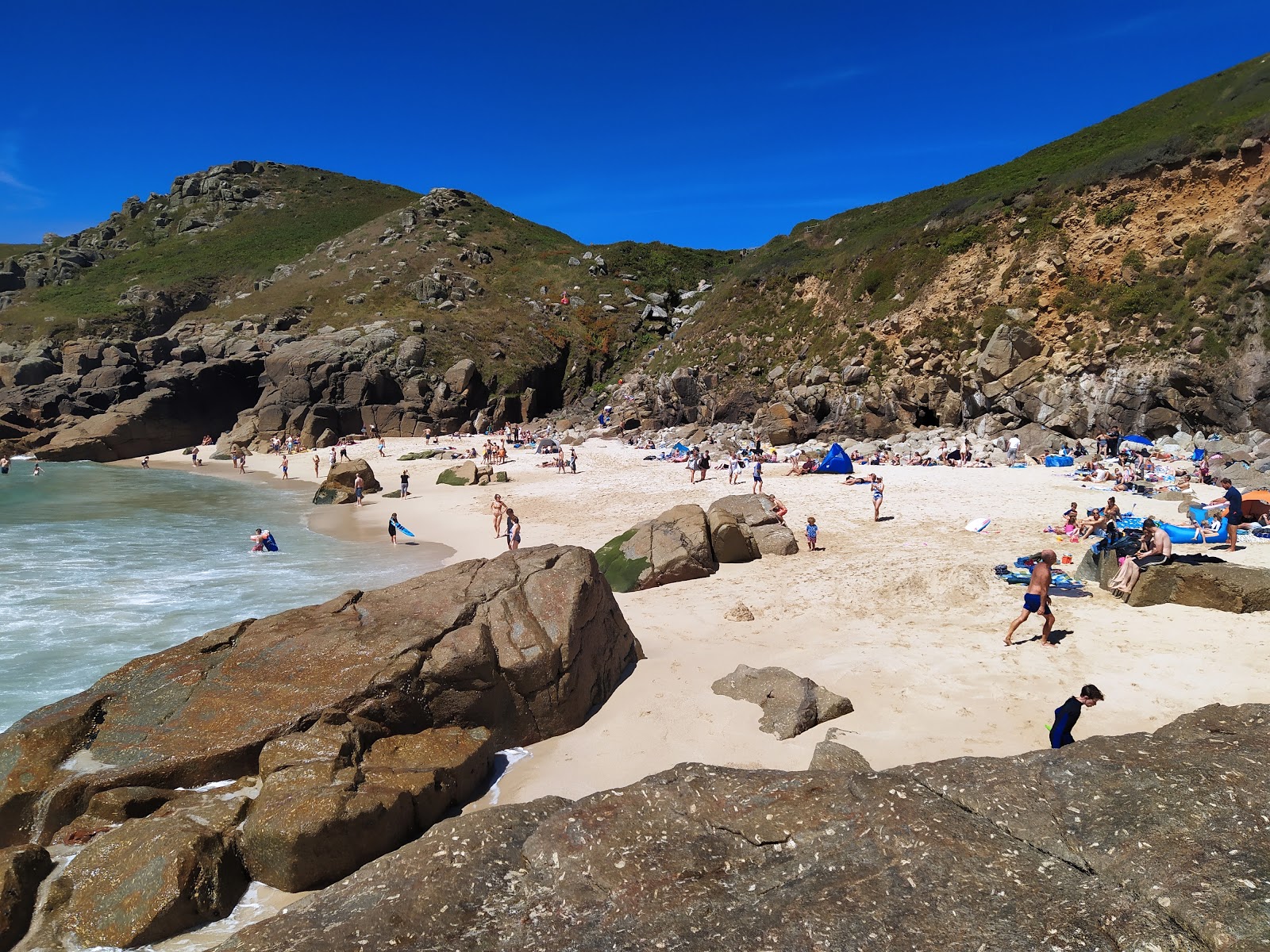 Foto di Spiaggia di Porthchapel con una superficie del ciottolo fine bianco