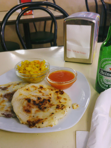 Bar Carrera.    Pupuseria